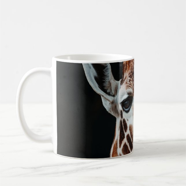 EN GIRAFFA I CALGARY ZOO POKING HANS TUNGA UTE KAFFEMUGG (Vänster)