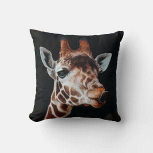 EN GIRAFFA I CALGARY ZOO POKING HANS TUNGA UTE KUDDE