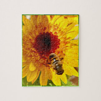 En glad blomma med en upptagen bin-pussel. pussel