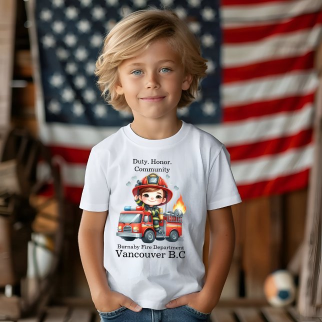 En glad brandman i aktion på en ljus lastbil t shirt (Skapare uppladdad)