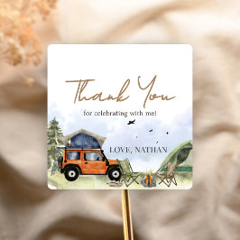 En Glad Campare Födelsedagsfirande Pojke Fyrkantigt Klistermärke