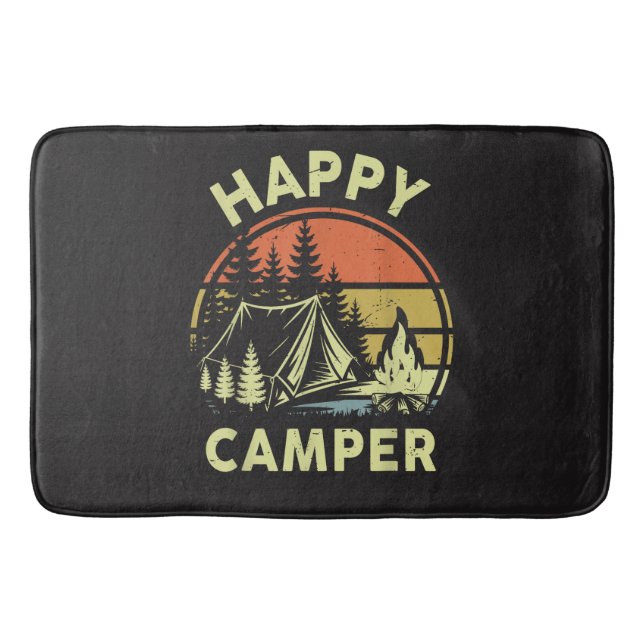 En Glad Campare Småpojke Rolig Camping Badrumsmatta (Framsidan)