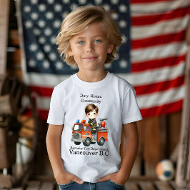 En glad ung brandman i en ljusröd lastbil t shirt