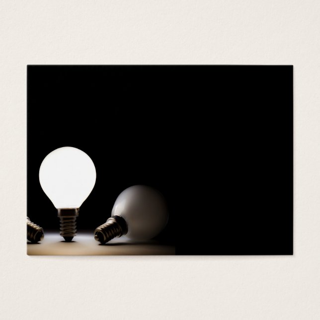 En glödlampa i en mörk visitkort (Framsidan)
