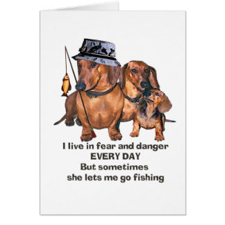 En grabb som gillar för att fiska hälsningskort