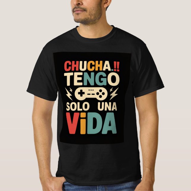 En grafisk design med texten Chucha! -TENGO SOL T Shirt (Framsida)