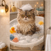 En grinig katt i ett bubbligt bad