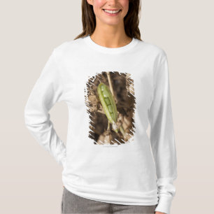 En grön ärtapod på en torkad ärtapodväxt t shirt