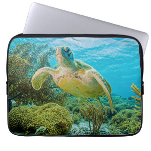 En grön sköldpadda på de grunda revarna av Bona Laptop Sleeve