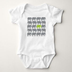 En Grönt Elephant i Herd Shirt Tee