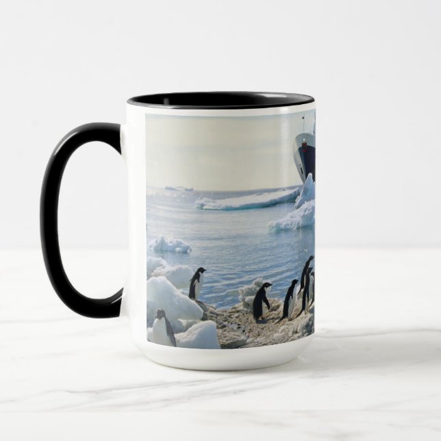 En grupp av pingvin som står på en isigstrand mugg (Vänster)