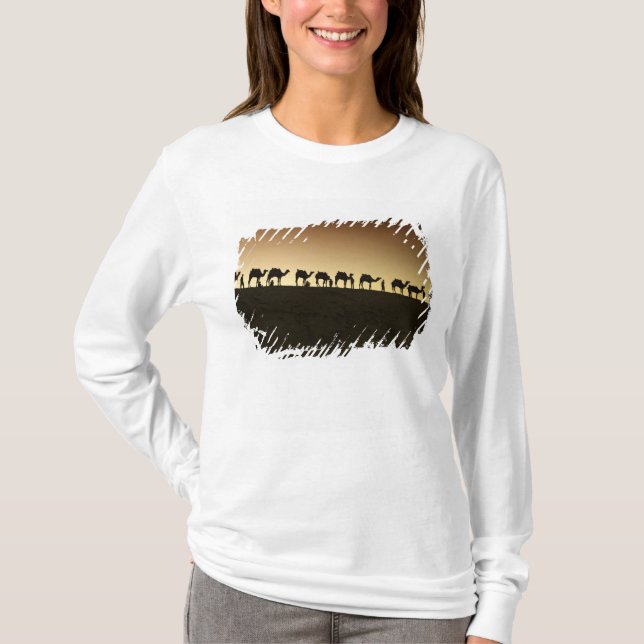 En grupp kamelherdar med sina kameler t shirt (Framsida)