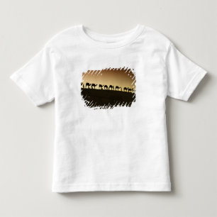 En grupp kamelherdar med sina kameler tee shirt
