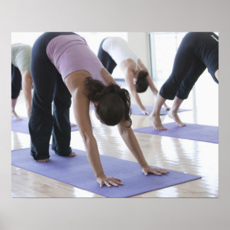 en grupp kvinnor som utövar yoga i en ljus poster