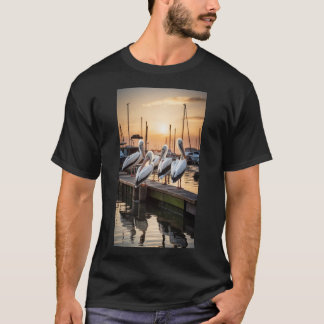 En grupp pelikaner vilar på en pier nära småbåtsha t shirt