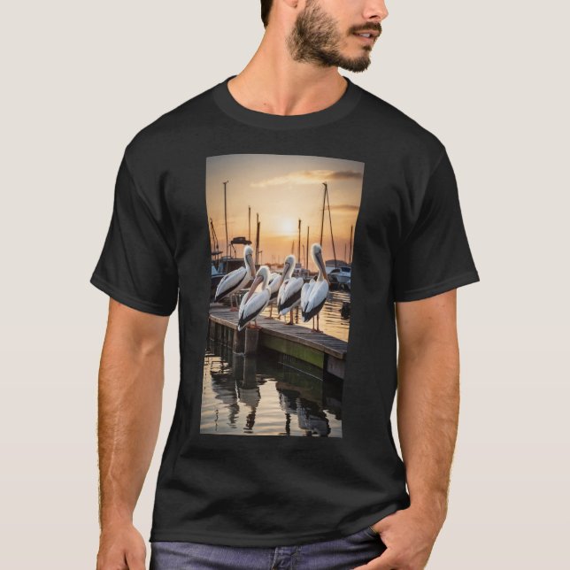 En grupp pelikaner vilar på en pier nära småbåtsha t shirt (Framsida)