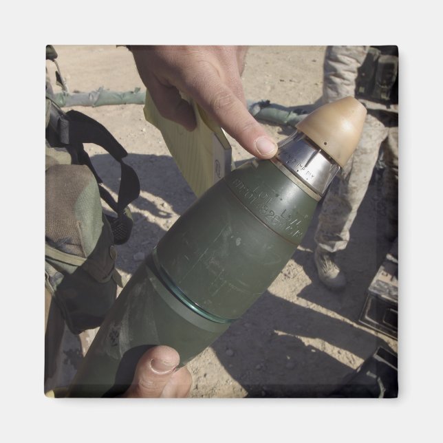 En gruppledare pekar på en fördröjningsinställning magnet (Framsidan)