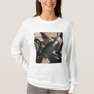 En gruppledare pekar på en fördröjningsinställning tee shirt