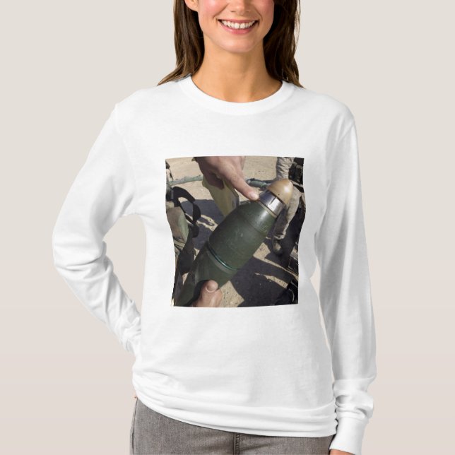 En gruppledare pekar på en fördröjningsinställning tee shirt (Framsida)