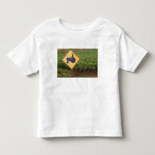 En gul traktor korsar skylt i vingården t shirt