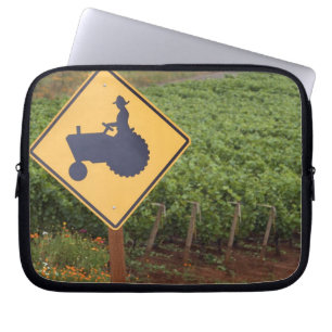 En gul traktor korsar skylten i vingården laptop sleeve