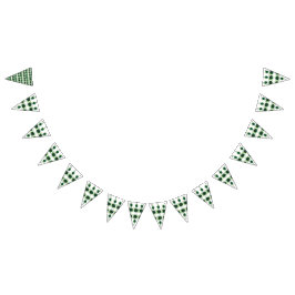 En guldhäftande marionett sitter på en grassi fält vimplar