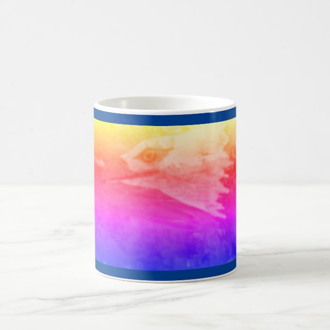 En häftig örn hemma i ett soligt kaffe himlar mugg (Center)