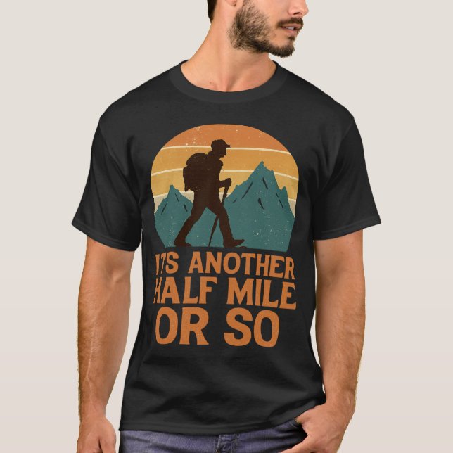 En halv mil till - vandrare, backpacker, berg t shirt (Framsida)