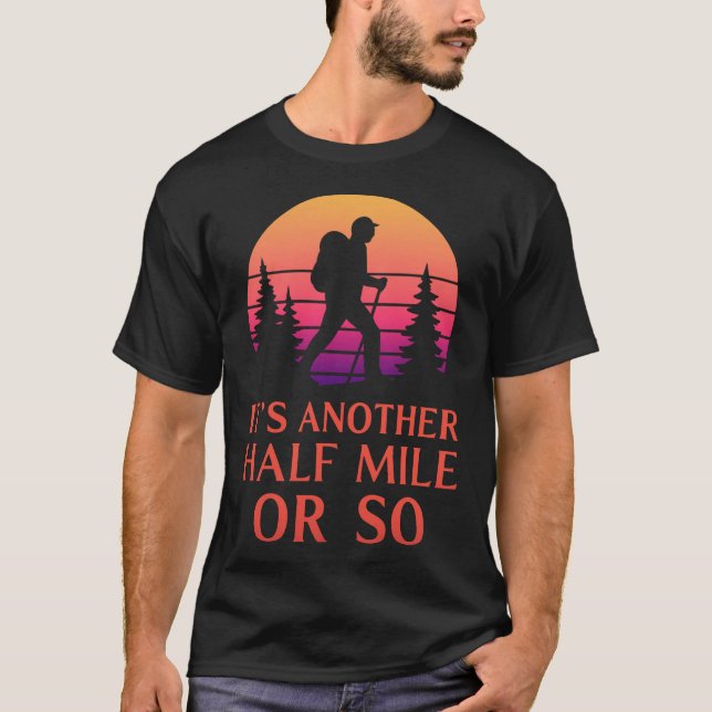 En halv mil till - vandrare, ryggsäck, bergsklättr t shirt (Framsida)