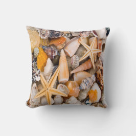 En härlig samling av snäckskal på en kudde