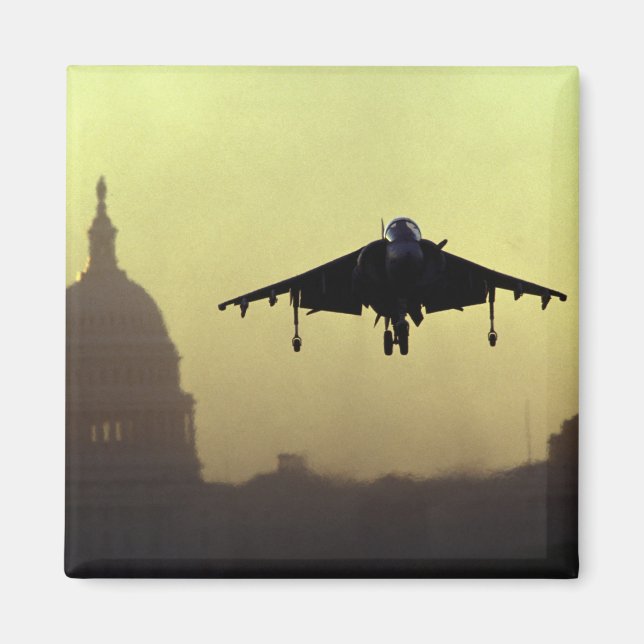 En Harrier- jet landar på Mall vid gryningen med Magnet (Framsidan)