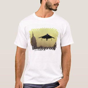 En Harrier- jet landar på Mall vid gryningen med T Shirt
