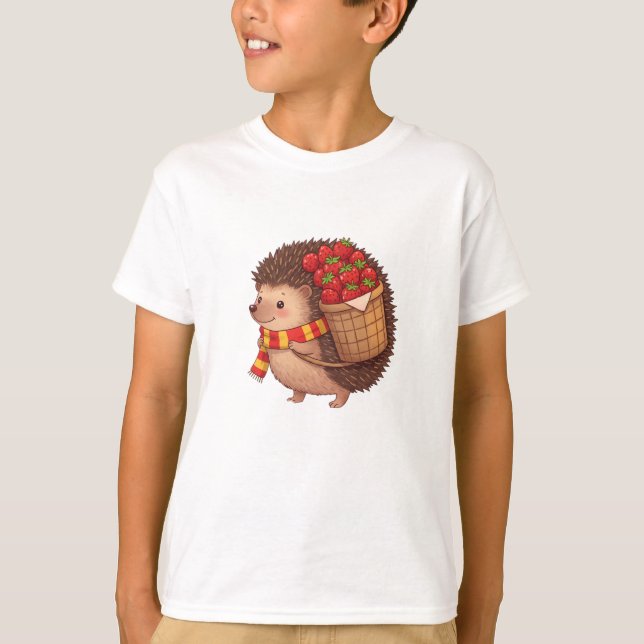 En hedgehog som bär jordgubbar på ryggen. t shirt (Framsida)