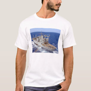 En helikopter görar klar flygdäcket tee