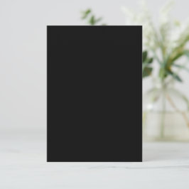 En helt svart bild med ett subtilt texturerat möns kort