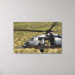 En HH-60 Pave Hawk flyger över öknen Canvastryck