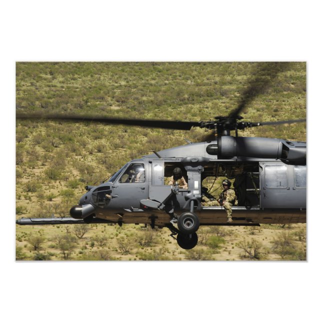 En HH-60 Pave Hawk flyger över öknen Fototryck (Framsidan)