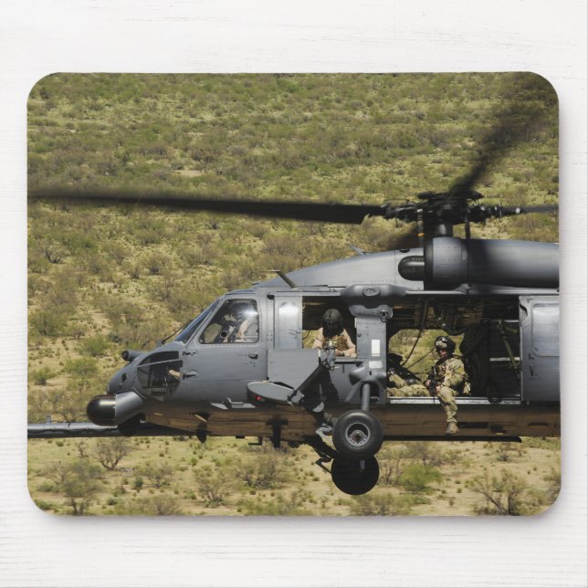 En HH-60 Pave Hawk flyger över öknen Musmatta (Framsidan)