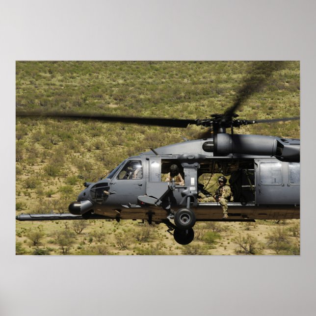 En HH-60 Pave Hawk flyger över öknen Poster (Framsidan)