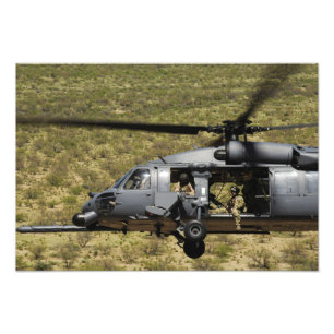En HH-60 stenlägger hökflugor över öknen Fototryck
