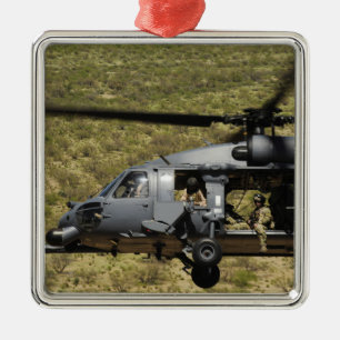 En HH-60 stenlägger hökflugor över öknen Julgransprydnad Metall