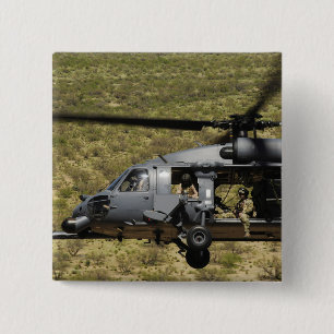 En HH-60 stenlägger hökflugor över öknen Knapp