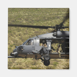 En HH-60 stenlägger hökflugor över öknen Magnet