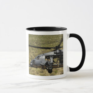 En HH-60 stenlägger hökflugor över öknen Mugg
