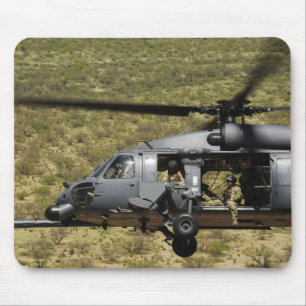En HH-60 stenlägger hökflugor över öknen Musmatta