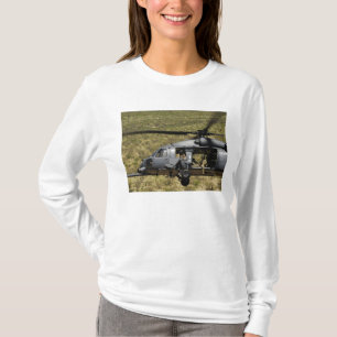 En HH-60 stenlägger hökflugor över öknen Tröja