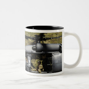 En HH-60 stenlägger hökflugor över öknen Två-Tonad Mugg