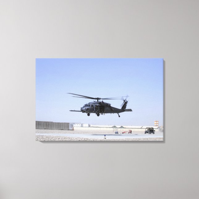 En HH-60G Pave Hawk som lyfter från Camp Bastio Canvastryck (Framsida)