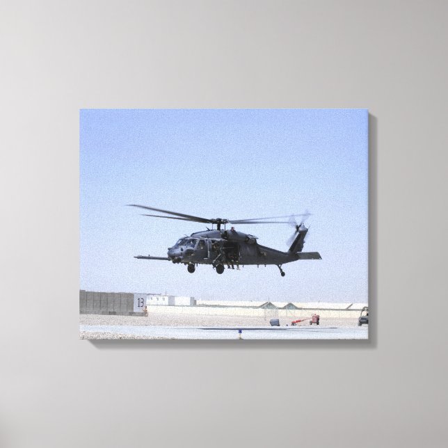 En HH-60G Pave Hawk som lyfter från Camp Bastio Canvastryck (Framsida)