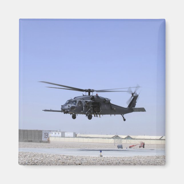 En HH-60G Pave Hawk som lyfter från Camp Bastio Magnet (Framsidan)